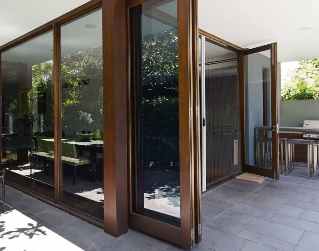 Retractable fly screens